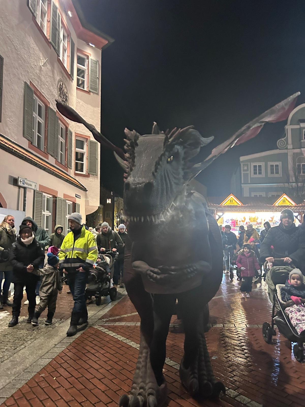 Der große Drache zieht 5 Tage über den Markt